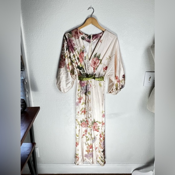 Beautiful Dress - Picture 5 of 9